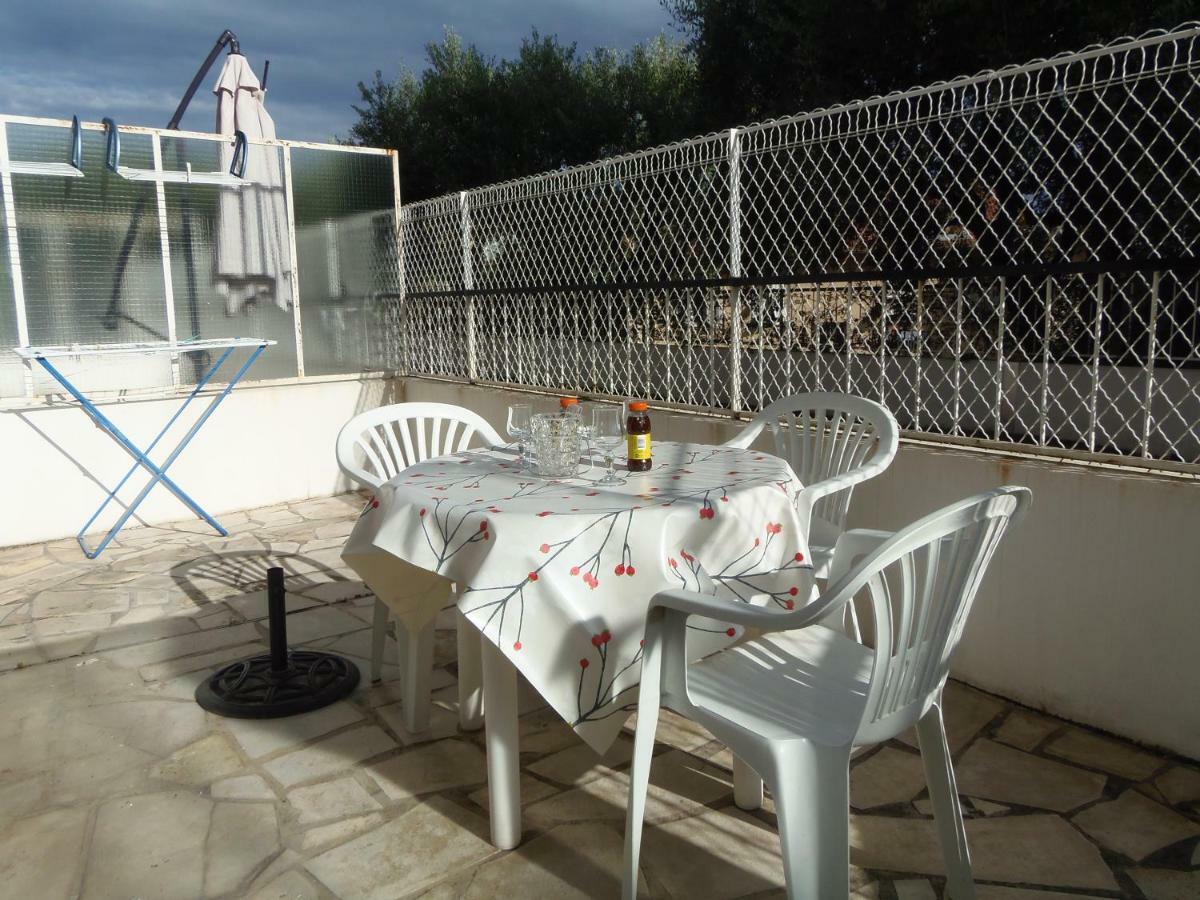 Apartamento Joli Studio Calme Avec Terrasse Niza Exterior foto